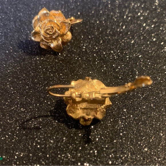 AVON gold earrings. Rose mold shape. - Picture 3 of 6